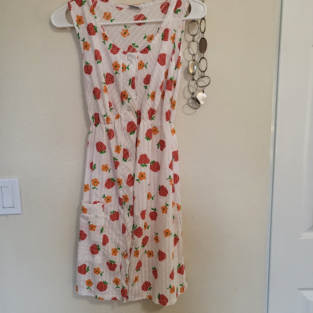 Vintage darling summer dress with the cutest snap buttons! Pocket! Like new!